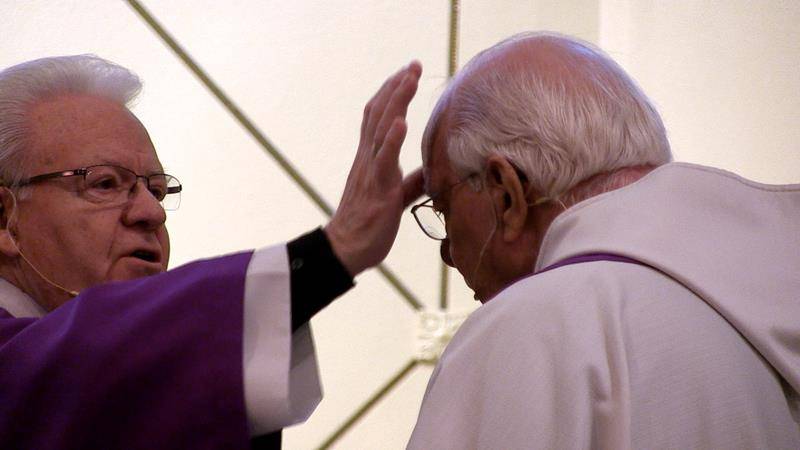 CHARLOTTE — Father Frank O’Rourke, pastor, and Deacon Larry O’Toole distribute ashes at St. Gabriel Church in Charlotte March 6. (Photo by César Hurtado)