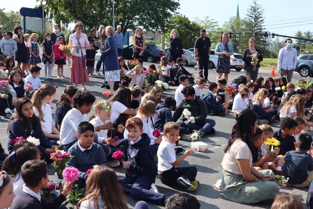 Immaculata Catholic School crowned Mary, our mother May 18. (Photos via Facebook)