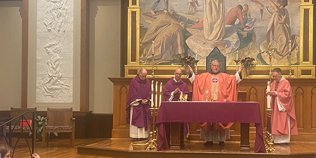 Obispo Martin se alegra con los feligreses de San Pedro tras la renovación de la histórica iglesia