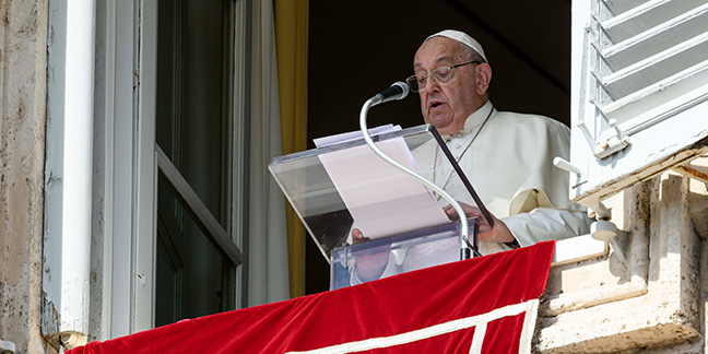 Love is beautiful when lived generously, pope says at Angelus